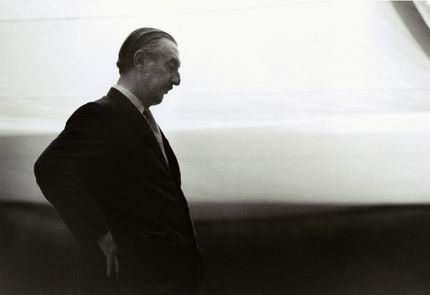 Carlo Scarpa fotografato da Gianni Berengo Gardin.