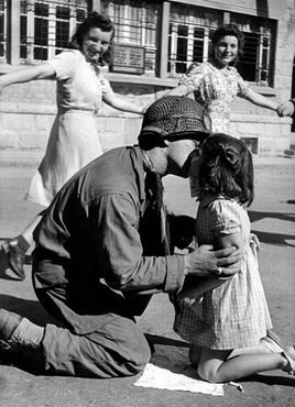 Il bacio della Liberazione by Tony Vaccaro