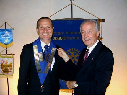 Consegna del distintivo di Presidente a Domenico Riposati
