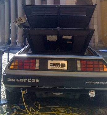 DE LOREAN ELETTRICA AL RIFORNIMENTO