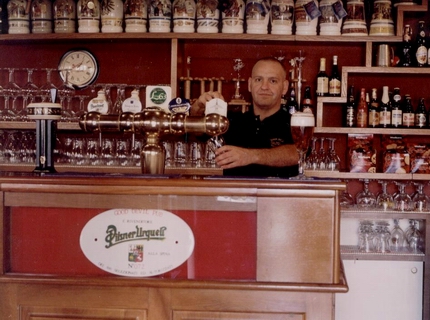 Paolo Casteller alla spillatura al Good Devil Pub di Maserada