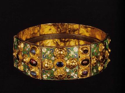 Corona Ferrea, datata IX secolo, ricca di smalti, ori e gemme preziose!