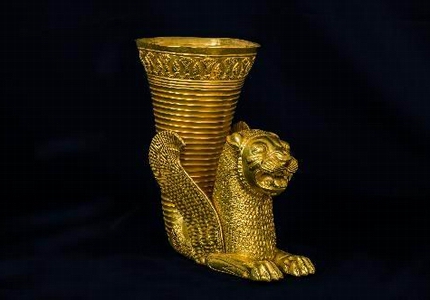 Aquileia Rhyton con terminazione a protome di leone alato, V secolo a.C. oro